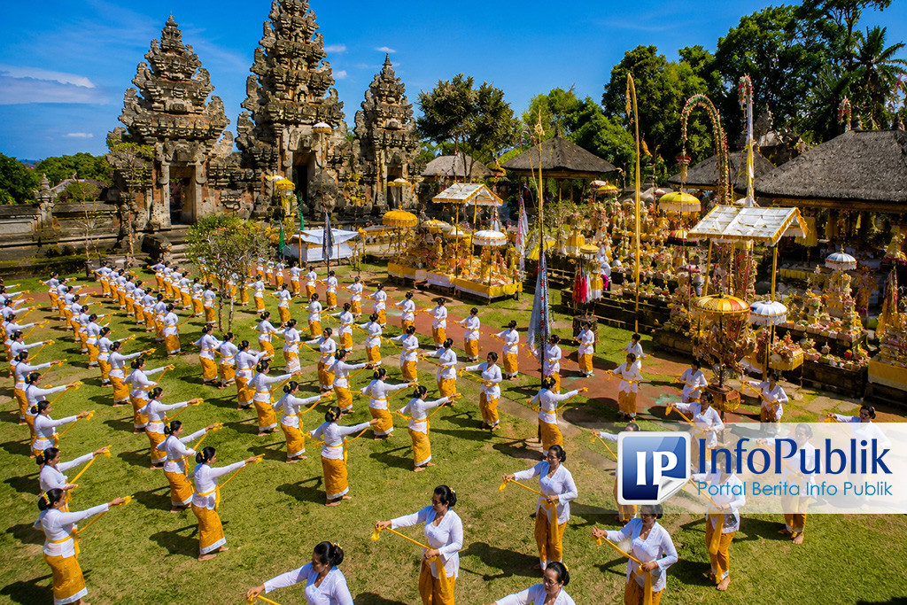 Piodalan Pura Mandara Giri Semeru Agung: Merawat Harmoni dan Ekonomi di Lereng Semeru