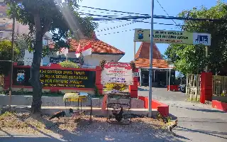 La muerte de un presunto arrebatador en el baño de la comisaría de Gunung Anyar despierta dudas; la familia exige una investigación transparente