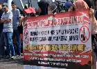Decenas de ciudadanos protestan en la oficina del subdistrito de Indihiang exigiendo el cierre del karaoke Kings Family y la erradicación del alcohol