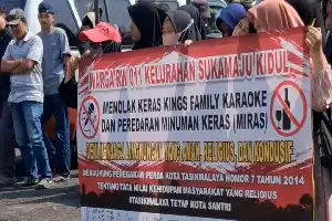 Decenas de ciudadanos protestan en la oficina del subdistrito de Indihiang exigiendo el cierre del karaoke Kings Family y la erradicación del alcohol