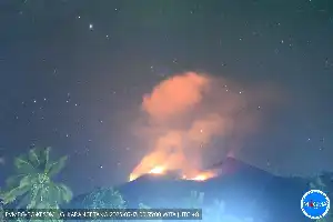 El volcán Karangetang entra en erupción de nuevo y los flujos de lava alcanzan un kilómetro