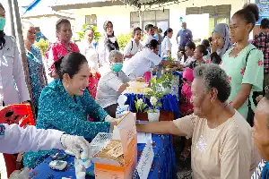 Acercando los servicios médicos, TP-PKK de Jayapura facilita chequeos médicos gratuitos para 150 residentes de Sentani Occidental