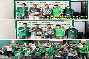 Ampliando la base de votantes jóvenes, la rama del PPP en Jepara distribuye equipos deportivos en Mantingan