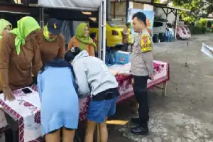 Preservando la tradición, el agente comunitario de Patehan custodia el Festival de Deportes Tradicionales en Ngadisuryan