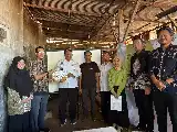 Aumentan la productividad de los agricultores de Pasuruan: académicos de la UPN Veteran de Java Oriental introducen una desgranadora de maíz y gestión empresarial