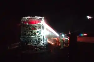 Incendio de un autobús de dos pisos de Gunung Harta en la autopista de Nganjuk, 33 pasajeros y tripulantes a salvo