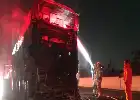 Incendio de un autobús de Gunung Harta en la autopista de Nganjuk: la rápida acción del conductor salva a decenas de pasajeros