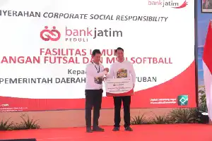 Impulsando la condición física de la juventud de Tuban, Bank Jatim distribuye ayuda de RSE para instalaciones de fútbol sala y sóftbol