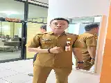 Impulsando el espíritu patriótico, Disparpora Kotabaru entona rutinariamente el "Indonesia Raya" antes de trabajar