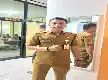 Impulsando el espíritu patriótico, Disparpora Kotabaru entona rutinariamente el "Indonesia Raya" antes de trabajar