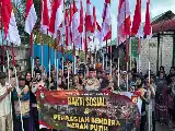 En vísperas del 81.º aniversario de la Independencia de Indonesia, la Ditsamapta de la Policía de las Islas Riau organiza una jornada de acción social y trabajo comunitario en Kampung Tua Batu Merah, Batam