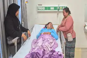 Ambulance Attack in Timika: Mapurujaya Health Center Midwife Suffers Head Injury from Rock-Throwing