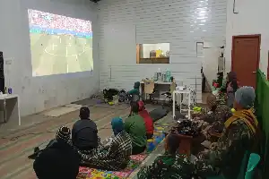 Para estrechar la unidad, el Kodim 0707/Wonosobo organiza una transmisión pública del Mundial junto a los vecinos