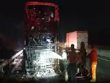 Autobús de dos pisos de Gunung Harta se incendia en la autopista de Nganjuk; 33 pasajeros y tripulantes a salvo