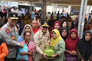El Gobierno Provincial de Kalimantan Central ofrece un mercado a bajo precio y servicios de salud gratuitos para los residentes de Pulang Pisau