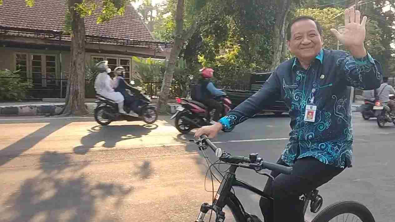 Gowes ke Kantor, Sekda Jombang Dorong Budaya Hemat Energi dan Lingkungan Sehat