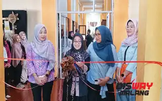 Para forjar el espíritu emprendedor, estudiantes de Fikes de la Universidad Kepanjen celebran una Feria de Emprendimiento