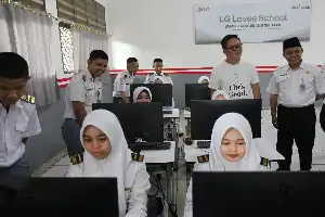 Promoting Technology-Based Learning, LG Revitalizes Multimedia Room at SMKN 2 South Tangerang