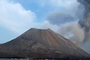 Status Siaga Gunung Anak Krakatau: Mengapa Wisata Umum Dilarang Keras?