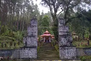 Trazando las raíces históricas y el mito del pesugihan en las laderas del monte Kawi