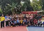 Fortaleciendo lazos comunitarios, estudiantes del Grupo 67 de KKM UNIBA apoyan con éxito el torneo de voleibol en el pueblo de Gunung Putri
