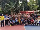 Fortaleciendo lazos comunitarios, estudiantes del Grupo 67 de KKM UNIBA apoyan con éxito el torneo de voleibol en el pueblo de Gunung Putri
