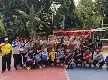Fortaleciendo lazos comunitarios, estudiantes del Grupo 67 de KKM UNIBA apoyan con éxito el torneo de voleibol en el pueblo de Gunung Putri