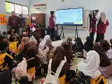 Fomentando la conciencia sobre la salud desde una edad temprana, estudiantes de la UNIBA educan a alumnos de la escuela SDN Gunung Putri Pandeglang