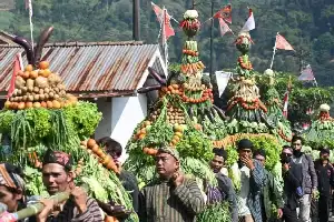 La tradición del desfile de los 99 contenedores de bambú adorna el Festival del Monte Slamet 2026