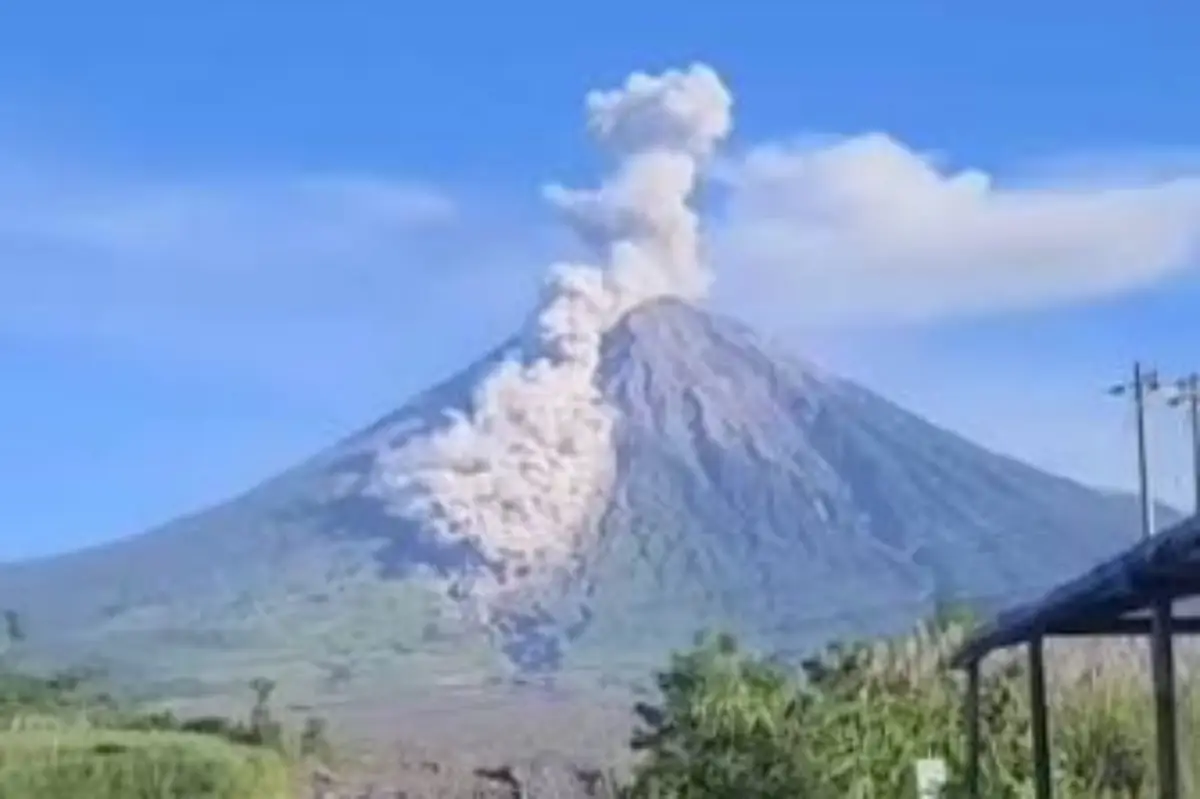Gunung Semeru Kembali Erupsi, Masyarakat Diminta Waspadai Potensi Awan Panas