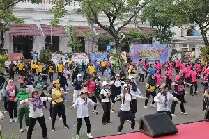 Estrechando lazos, la Policía Metropolitana de Surabaya organiza un evento deportivo conjunto para celebrar el 80.º Día de Bhayangkara