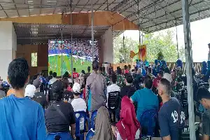 Combinando deporte y naturaleza, vecinos de Sekupang ven el Mundial juntos en Lembah Pelangi
