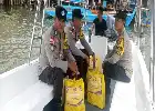 Helping Victims of Strong Wind Disaster, Gunung Kijang Police Distribute Basic Food Packages