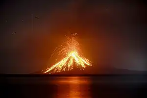 Aumenta la actividad volcánica: el monte Anak Krakatau vuelve a expulsar ceniza volcánica