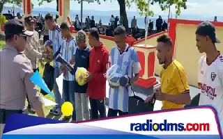 Maluku Regional Police Distribute Sports Equipment Aid to Youth in Leihitu