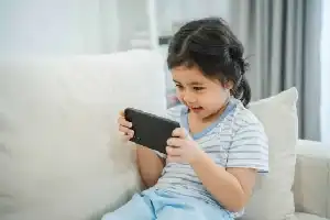 Mitigación de riesgos digitales en niños: El rol crucial de la orientación parental