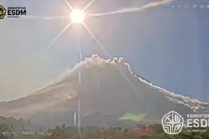 Aktivitas Vulkanik Meningkat, Gunung Merapi Lepaskan Awan Panas Guguran ke Arah Barat Daya