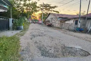 El acceso principal a la calle Gunung Bromo 2 en Baamang está en condiciones deplorables, los residentes exigen reparaciones inmediatas
