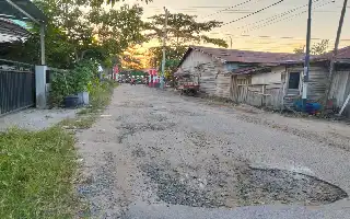 Main Access of Gunung Bromo 2 Baamang Road in Deplorable Condition, Residents Urge Immediate Repairs