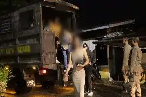Redada nocturna en Padang: un equipo conjunto detiene a nueve clientes sin identificación