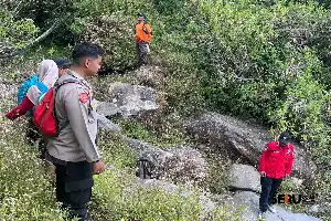 Para evitar el senderismo ilegal, un equipo conjunto patrulla zonas vulnerables en el monte Merbabu, Boyolali