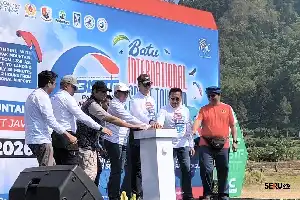 BISTF 2026 comienza oficialmente en Gunung Banyak, impulsando la economía a través del turismo deportivo en parapente