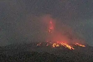 Aktivitas Gunung Merapi Meningkat: Sembilan Kali Guguran Lava Pijar Teramati