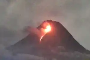 Aktivitas Gunung Merapi: Empat Kali Luncuran Lava Pijar Terpantau Mengarah ke Sungai Krasak