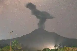 El volcán Lewotobi Laki-Laki entra en erupción; se pide a la población estar alerta ante lahares y lluvia de ceniza