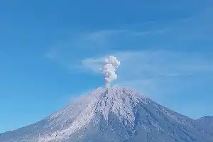 El monte Semeru entra en erupción de nuevo y la columna de ceniza volcánica alcanza los 1.000 metros
