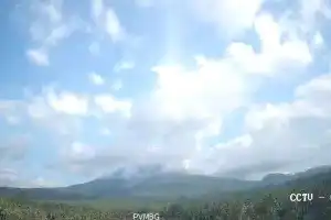 El volcán Ibu en Halmahera Occidental entra de nuevo en erupción y lanza una columna de ceniza de 500 metros