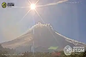 El volcán Merapi vuelve a expulsar nubes ardientes a 1,7 kilómetros de distancia; se mantiene el estado de alerta