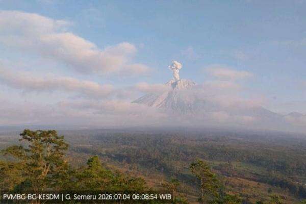 Gunung Semeru Kembali Erupsi, Warga Diminta Waspada Awan Panas Guguran