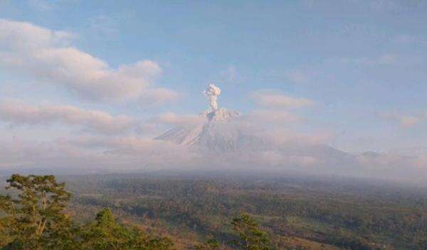 Gunung Semeru Kembali Erupsi, Warga Diminta Waspadai Ancaman Awan Panas Guguran
